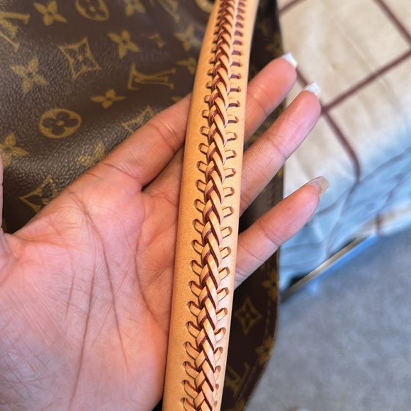 Authentic Louis Vuitton Artsy MM - Picture 12 of 14